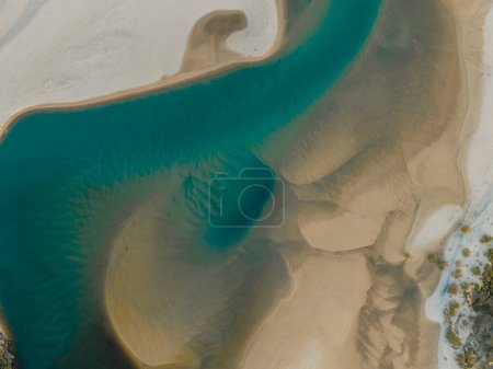 Foto de Vista aérea del río Noosa con agua azul vibrante en la costa del sol en Queensland, Australia. - Imagen libre de derechos
