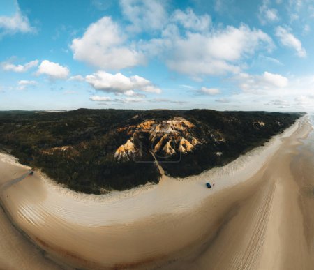 Foto de Vista aérea del dron de los pináculos, arenas de colores en la isla Fraser, salida del sol con el coche. Kgari, Queensland, Australia - Imagen libre de derechos