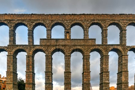 Téléchargez les photos : Ancien aqueduc romain sur la place de l'Azoguejo à Ségovie, Espagne. - en image libre de droit