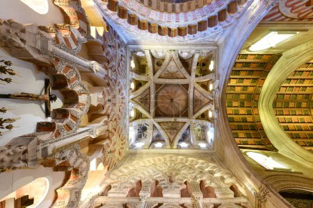 Foto de Córdoba, España - 28 de noviembre de 2021: Mezquita Catedral de Córdoba, España. la Gran Mezquita de Córdoba es una de las estructuras más antiguas aún en pie desde la época en que los musulmanes gobernaron Al-Andalus. - Imagen libre de derechos