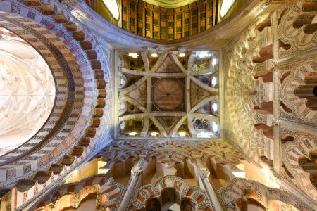 Téléchargez les photos : Cordoue, Espagne - 28 nov. 2021 : Mosquée cathédrale de Cordoue, Espagne. la Grande Mosquée de Cordoue est l'une des plus anciennes structures encore debout depuis l'époque où les musulmans ont régné Al-Andalus. - en image libre de droit