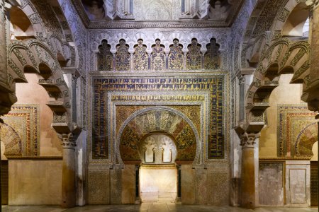 Foto de Córdoba, España - 28 de noviembre de 2021: Mihrab de la Catedral de la Mezquita. Patrimonio de la Humanidad por la UNESCO, popular destino turístico, buen ejemplo de la arquitectura islámica del siglo X. - Imagen libre de derechos