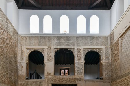 Foto de Córdoba, España - 28 de noviembre de 2021: Dentro de la sinagoga de Córdoba, España. Templo judío fundado en 1315 en Andalucía España. - Imagen libre de derechos