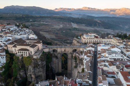 Foto de Paisaje rocoso de la ciudad de Ronda con Puente Nuevo y edificios, Andalucía, España - Imagen libre de derechos