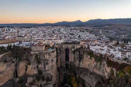Téléchargez les photos : Paysage rocheux de la ville de Ronda avec Puente Nuevo Pont et bâtiments, Andalousie, Espagne - en image libre de droit