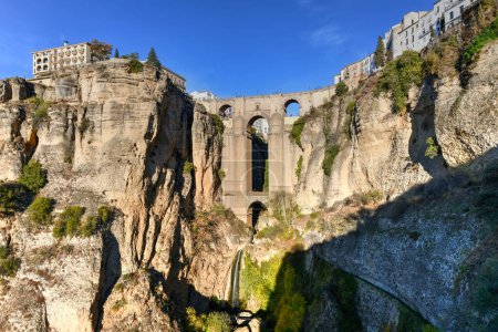 Téléchargez les photos : Paysage rocheux de la ville de Ronda avec Puente Nuevo Pont et bâtiments, Andalousie, Espagne - en image libre de droit