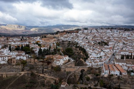 Foto de Paisaje rocoso de la ciudad de Ronda con Puente Nuevo y edificios, Andalucía, España - Imagen libre de derechos
