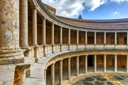 Foto de El singular patio circular del Palacio de Carlos V con sus dos niveles de columnas dóricas y jónicas, Alhambra, Granada, España. - Imagen libre de derechos