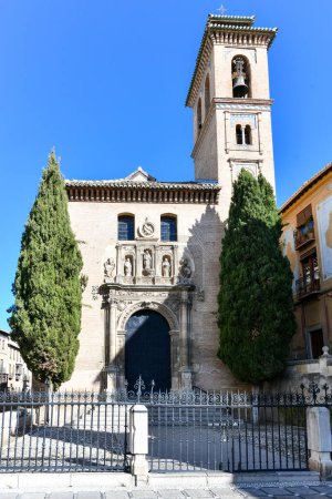 Foto de Vista de la plaza de Santa Ana con Iglesia de San Gil y Santa Ana en Granada, España. - Imagen libre de derechos