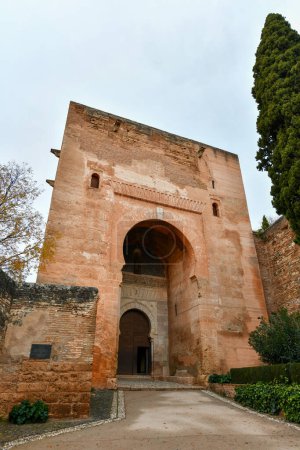 Téléchargez les photos : Porte de Justice à l'Alhambra de Grenade, Espagne. Porte de Justice est l'entrée sud de l'Alhambra depuis 1348 sous le règne de Yusuf I. - en image libre de droit