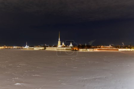 Foto de Pedro y Pablo fortaleza en la noche en un invierno, cubierto de nieve San Petersburgo, Rusia. - Imagen libre de derechos