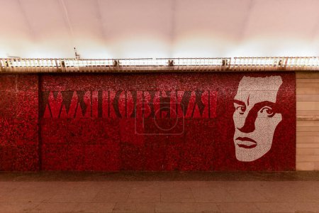 Foto de San Petersburgo, Rusia - 25 / 12 / 2021: Interior de la estación de metro Mayakovskaya en San Petersburgo, Rusia. Inaugurado el 3 de noviembre de 1967 y nombrado en honor al poeta ruso Vladimir Mayakovsky. - Imagen libre de derechos