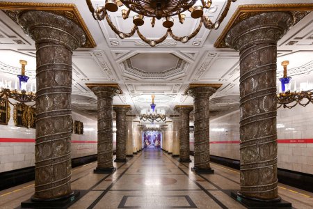 Téléchargez les photos : Saint-Pétersbourg, Russie - 24 déc. 2021 : Bel intérieur de la station de métro Avtovo à Saint-Pétersbourg, Russie, Europe - en image libre de droit