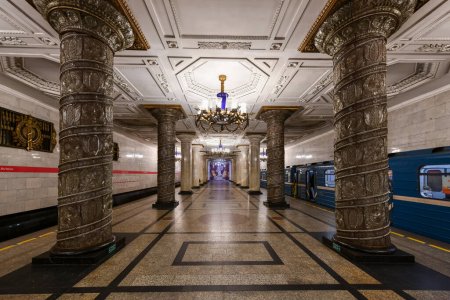 Téléchargez les photos : Saint-Pétersbourg, Russie - 24 déc. 2021 : Bel intérieur de la station de métro Avtovo à Saint-Pétersbourg, Russie, Europe - en image libre de droit