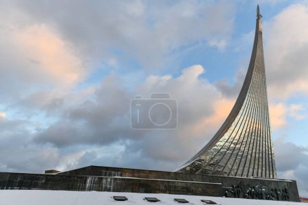 Téléchargez les photos : Monument aux conquérants de l'espace à Moscou, en Russie pendant l'hiver. - en image libre de droit