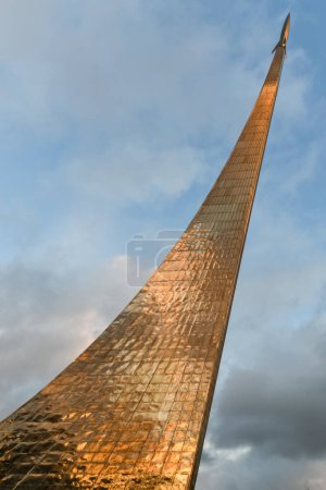 Téléchargez les photos : Monument aux conquérants de l'espace à Moscou, en Russie pendant l'hiver. - en image libre de droit