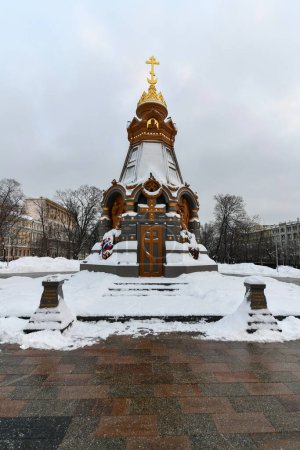 Téléchargez les photos : Moscou, Russie - 23 janv.2022 : Monument - chapelle "aux héros Grenadiers de Plevna" en hiver à Moscou, Russie. - en image libre de droit