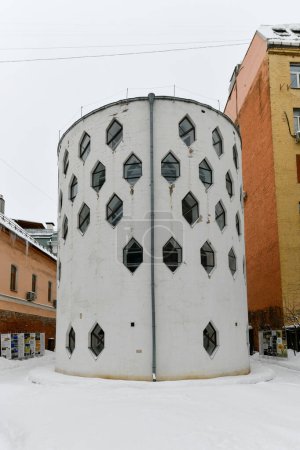Téléchargez les photos : Musée Melnikov (Maison-ruche) à Moscou, Russie pendant l'hiver. Immeuble résidentiel d'un appartement, monument architectural de l'avant-garde soviétique. - en image libre de droit