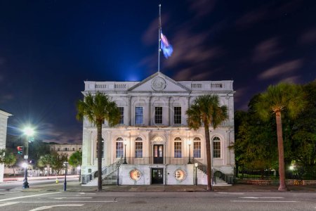 Foto de Ayuntamiento de Charleston, Carolina del Sur por la noche. La ciudad compró el edificio y comenzó a usarlo como el Ayuntamiento en 1819, convirtiéndolo en el segundo ayuntamiento más largo de los Estados Unidos.. - Imagen libre de derechos