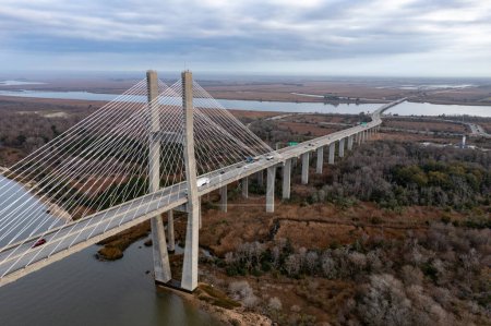Foto de Vista aérea del Puente Memorial de Talmadge en un día soleado. El puente conmemorativo de Talmadge es un puente que cruza el río Savannah entre el centro de Savannah, Georgia, y la isla de Hutchinson. - Imagen libre de derechos