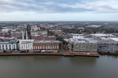 Foto de Vista aérea del horizonte de la ciudad de Savannah en un día soleado. Vista a lo largo del río Savannah entre el centro de Savannah, Georgia, y la isla de Hutchinson. - Imagen libre de derechos