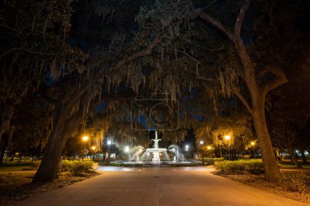 Foto de Fuente iluminada Forsyth Park en Savannah, Georgia, Estados Unidos por la noche. - Imagen libre de derechos