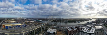 Foto de Savannah, GA - 21 de febrero de 2022: Vista aérea del Puente Memorial de Talmadge. El puente conmemorativo de Talmadge es un puente que cruza el río Savannah entre el centro de Savannah, Georgia, y la isla de Hutchinson. - Imagen libre de derechos