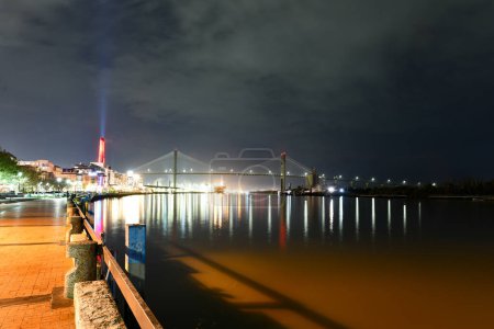 Foto de Vista aérea del Puente Memorial de Talmadge en un día soleado. El puente conmemorativo de Talmadge es un puente que cruza el río Savannah entre el centro de Savannah, Georgia, y la isla de Hutchinson. - Imagen libre de derechos