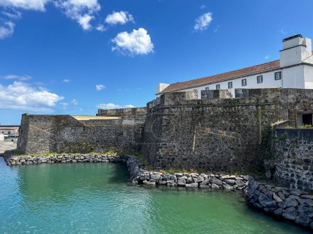 Foto de Forte de Sao Bras Fortaleza renacentista costera que data de 1552 en Ponta Delgada, Isla de Sao Miguel, Azores - Imagen libre de derechos