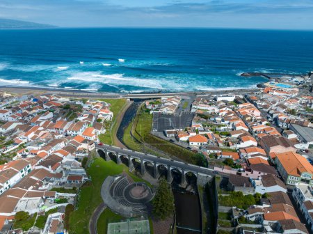 Téléchargez les photos : Municipalité, Place centrale de Ribeira Grande et le pont Ponte dos Oito Arcos, à l'île de Sao Miguel, Açores, Portugal. - en image libre de droit