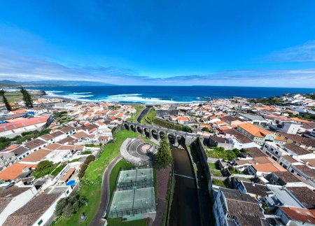 Foto de Municipio, Plaza Central de Ribeira Grande y Puente Ponte dos Oito Arcos, en la Isla de Sao Miguel, Azores, Portugal. - Imagen libre de derechos
