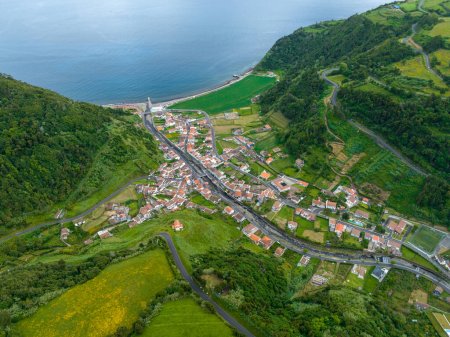 Vue du village de Faial da Terra depuis Miradouro da Ermida de Nossa Senhora de Lourdes, un point de vue portugais situé dans l'île de Sao Miguel, Açores, Portugal.