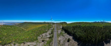 Foto de Molinos de viento que suministran energía renovable a lo largo de la isla de Madeira, Portugal - Imagen libre de derechos