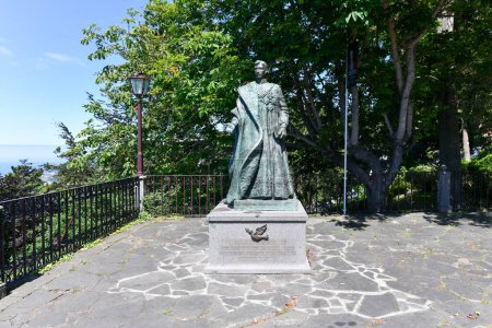 Téléchargez les photos : Funchal, Portugal - 6 juillet 2022 : Statue de Beato Carlos de Habsburg par Augusto Cid, Monte, Madère, Portugal - en image libre de droit