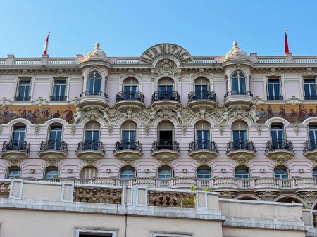 Téléchargez les photos : Monaco - 23 juil. 2022 : Vue des bâtiments de l'hôtel Hermitage à Monte Carlo pendant la journée ensoleillée Monte Carlo, Monaco - en image libre de droit