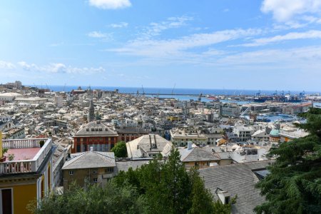 Téléchargez les photos : Gênes, Italie - 29 juillet 2022 : Vue panoramique depuis le Belvédère Castelletto à Gênes, Italie. - en image libre de droit