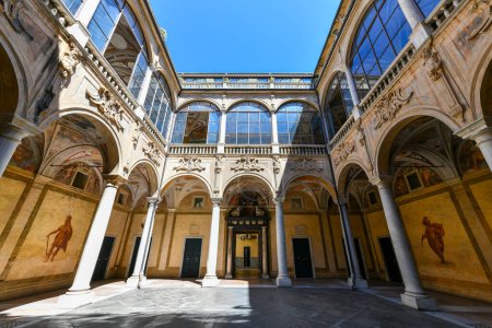 Foto de Génova, Italia - 1 de agosto de 2022: Patio de Palazzo Doria-Spinola o Palazzo Antonio Doria (hacia 1543). Hoy en día sirve como oficinas de la Prefectura y la Provincia de Génova - Imagen libre de derechos