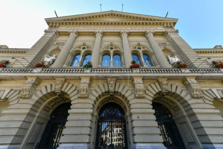 Téléchargez les photos : Le Bundeshaus, bâtiment fédéral, à Berne, capitale de la Suisse. - en image libre de droit