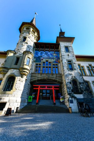 Téléchargez les photos : Berne, Suisse - 13 août 2022 : Entrée du Musée historique de Berne et du Musée Einstein le soir. Berne Patrimoine mondial de l'UNESCO. - en image libre de droit
