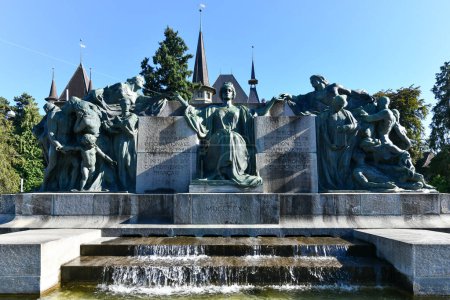 Téléchargez les photos : Berne, Suisse - 13 août 2022 : Vue du monument Welttelegrafen-Denkmal (Monument Télégraphique Mondial) avec la fontaine. - en image libre de droit