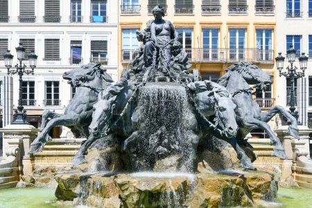Téléchargez les photos : Fontaine Bartholdi érigée sur la place des Terreaux à Lyon, France. - en image libre de droit