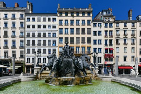 Téléchargez les photos : Lyon, France - 16 août 2022 : Fontaine Bartholdi érigée sur la place des Terreaux à Lyon, France. - en image libre de droit