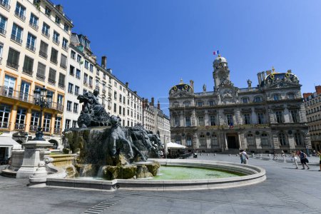 Téléchargez les photos : Lyon, France - 16 août 2022 : Fontaine Bartholdi érigée sur la place des Terreaux à Lyon, France. - en image libre de droit