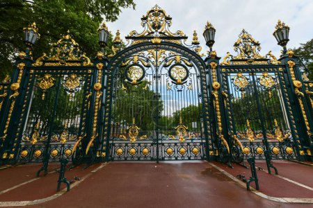 Téléchargez les photos : Porte du Monument des Enfants du Rhône à Lyon, France. - en image libre de droit