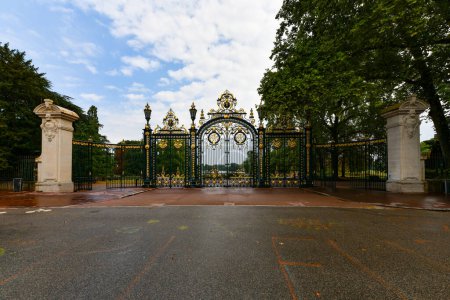 Téléchargez les photos : Porte du Monument des Enfants du Rhône à Lyon, France. - en image libre de droit