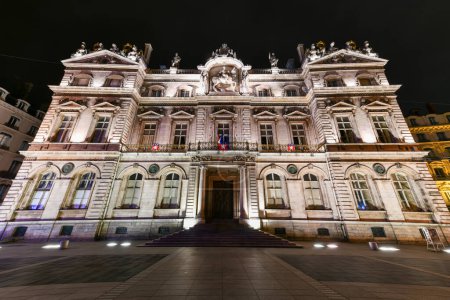 Téléchargez les photos : Hôtel de Ville de Lyon, France la nuit. L'hôtel de ville de Lyon, en France, et l'un des plus grands bâtiments historiques de la ville. - en image libre de droit