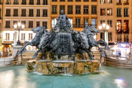 Téléchargez les photos : Fontaine Bartholdi érigée sur la place des Terreaux à Lyon, France la nuit. - en image libre de droit