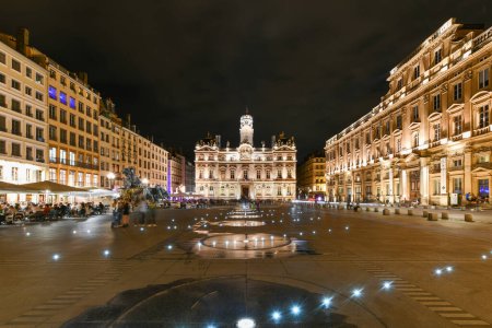 Téléchargez les photos : Lyon, France - 19 août 2022 : Hôtel de Ville de Lyon, France la nuit. L'hôtel de ville de Lyon, en France, et l'un des plus grands bâtiments historiques de la ville. - en image libre de droit