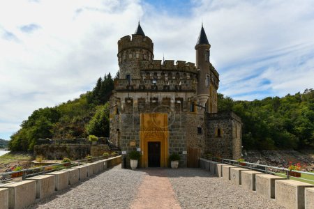 Téléchargez les photos : Vue Aérienne De La Belle Le Château De La Roche est un beau château restauré situé à Saint-Prêtre-la-Roche à Roanne, France. - en image libre de droit