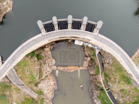 Vista aérea de la presa hidroeléctrica de Grangent, en las gargantas del Loira, Francia.